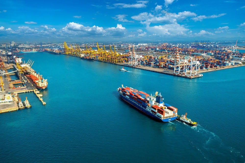 Navio de cargas representando exportações e importações